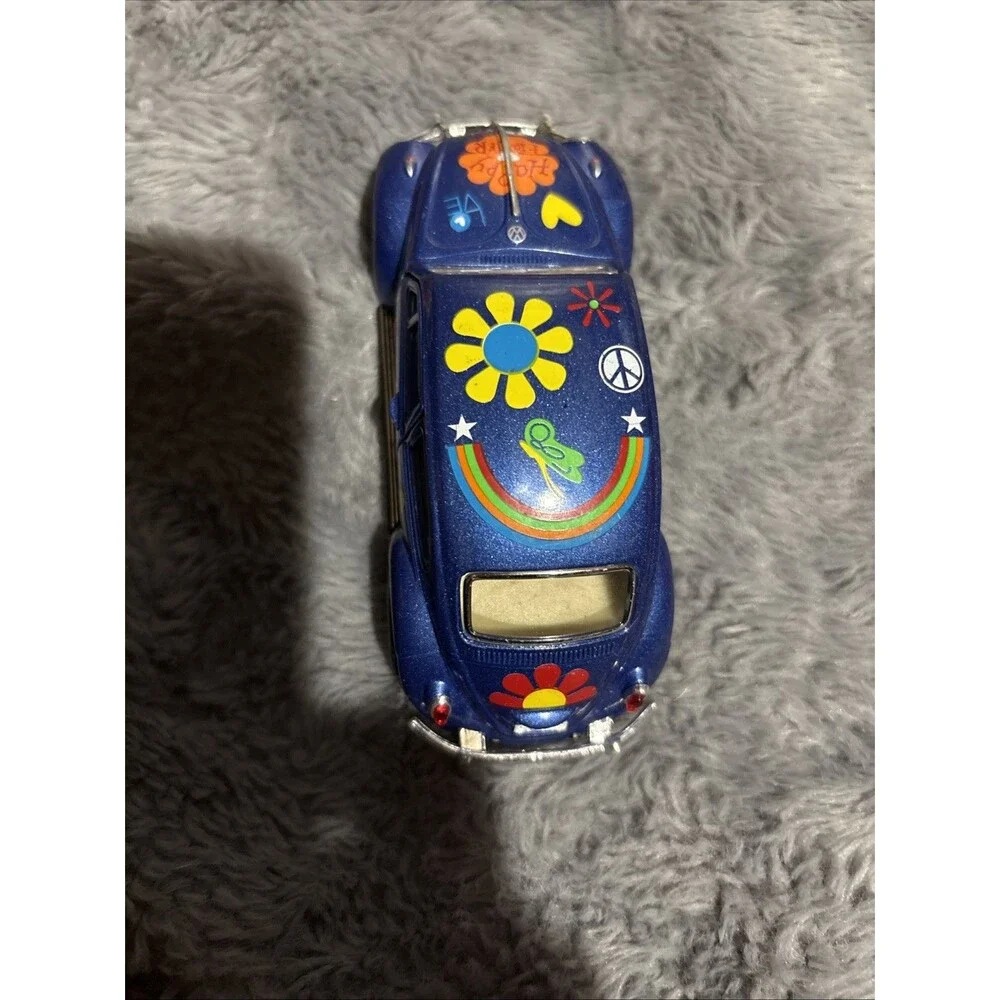 Kinsmart diecast modelcar. Volkswagen Beetle 1967. Blue  w.flowers.Scale 1.64.